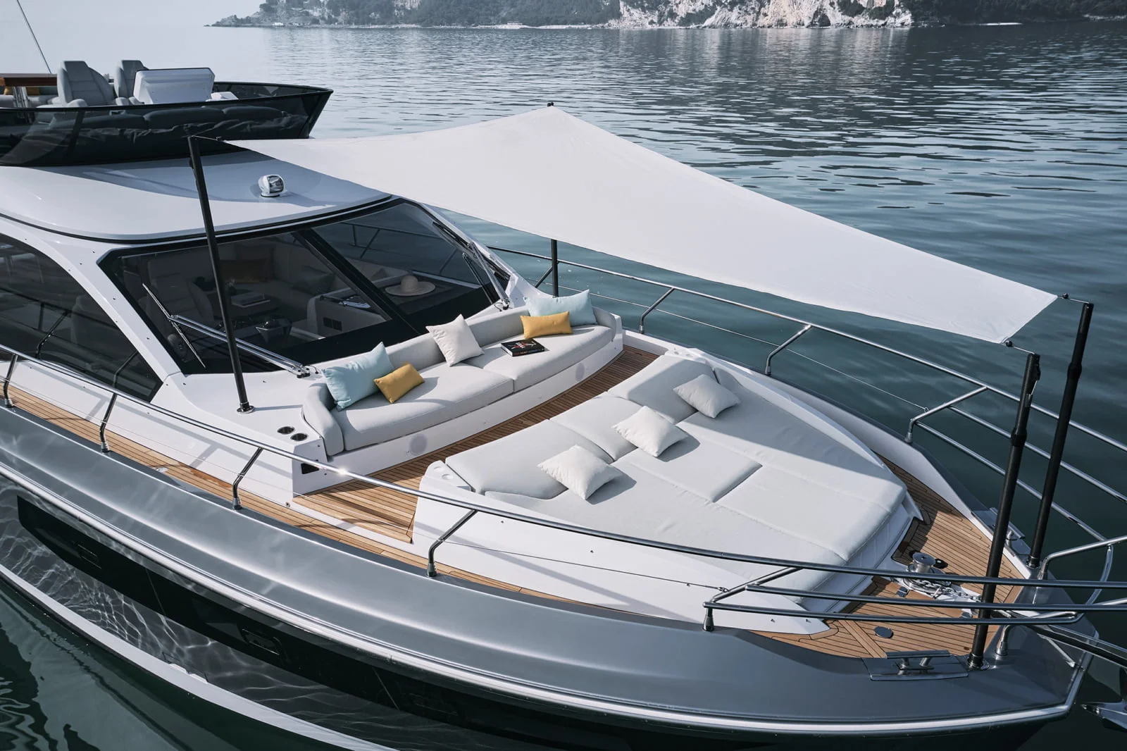 1 Giorno in Barca Costa Smeralda - Green Charter Azimut-Fly-53-Fore-Lounge-Area-with-Bimini-2