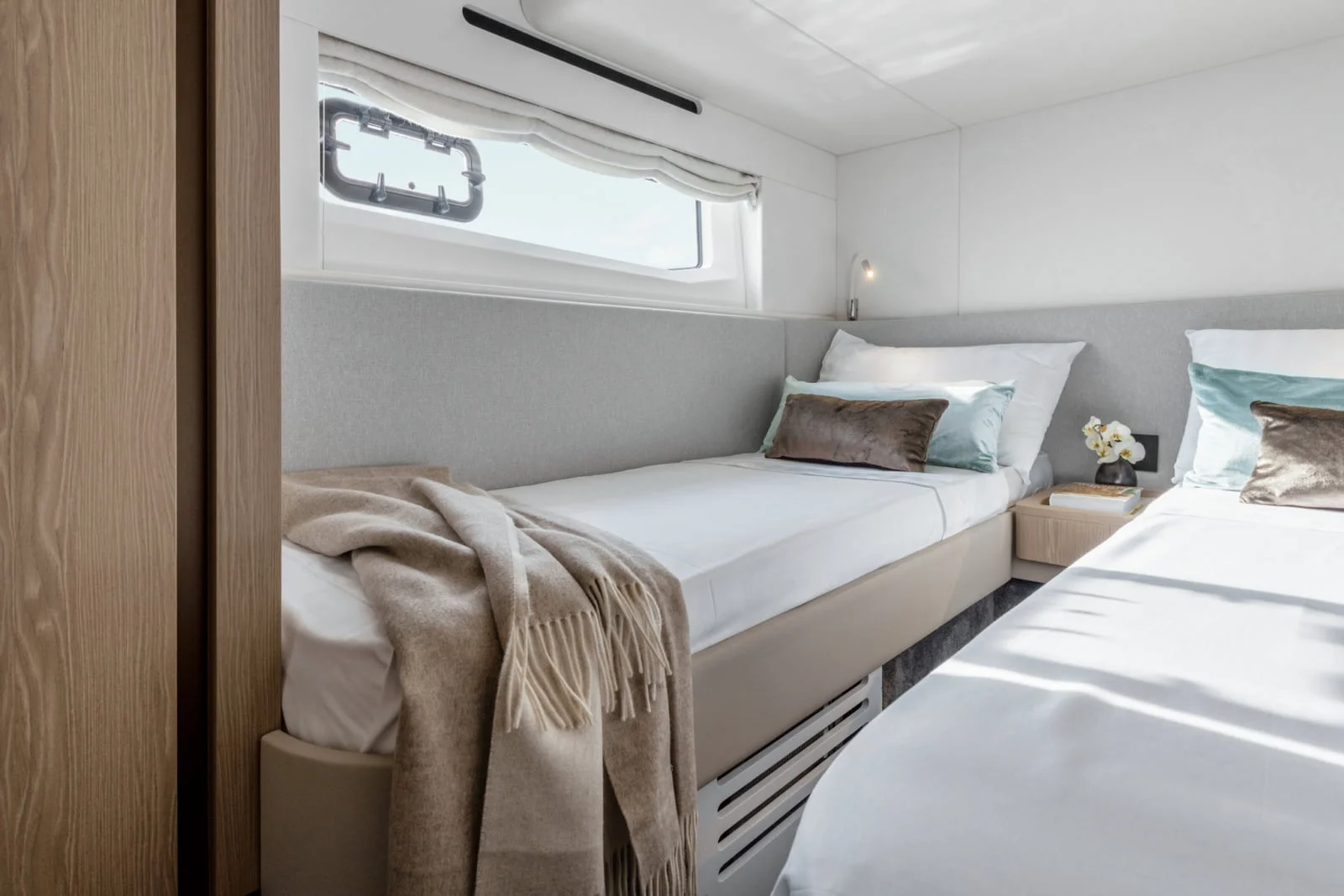 Azimut Fly 53 - Green Charter Azimut-Fly-53-Guest-Cabin