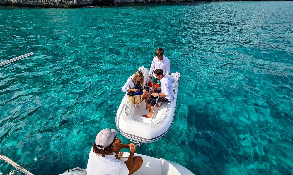Charter giornalieri e di mezza giornata da Villasimius - Green Charter Catamarani dotati di tender